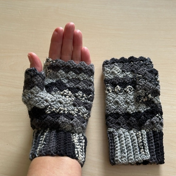 Handmade fingerless mittens - Picture 1 of 5